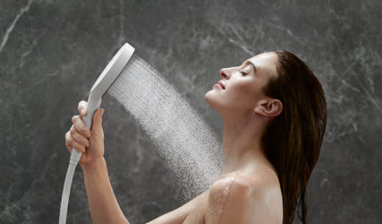 rainfinity_hand-shower_powderrain_woman_ambience_16x9